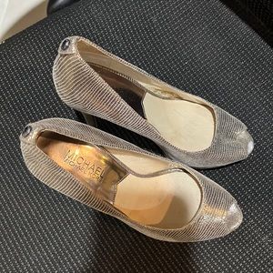 Michael kors shoes size 6 this shoes I barely worn excellent condition .